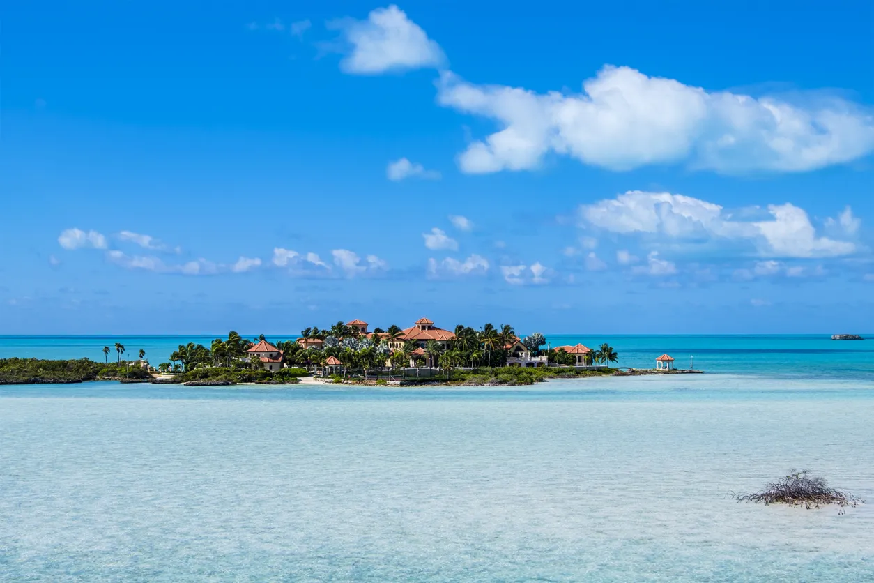 Au large de la côte sud-ouest de Providenciales, dans les îles Turks and Caicos | © iStock / Flavio Vallenari