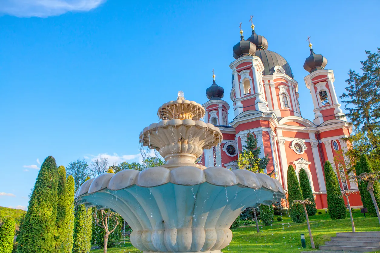 Le Monastère Curchi à 55 km de Chisinau, en Moldavie © iStock / RussieseO