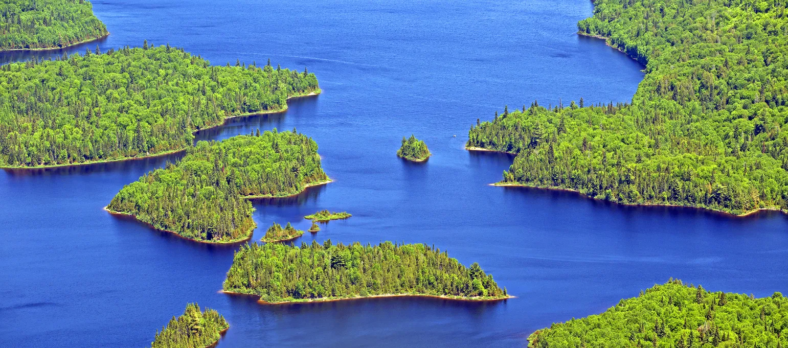 Lac et forêt en Abitibi-Témiscamingue © iStockphoto.com / alblec