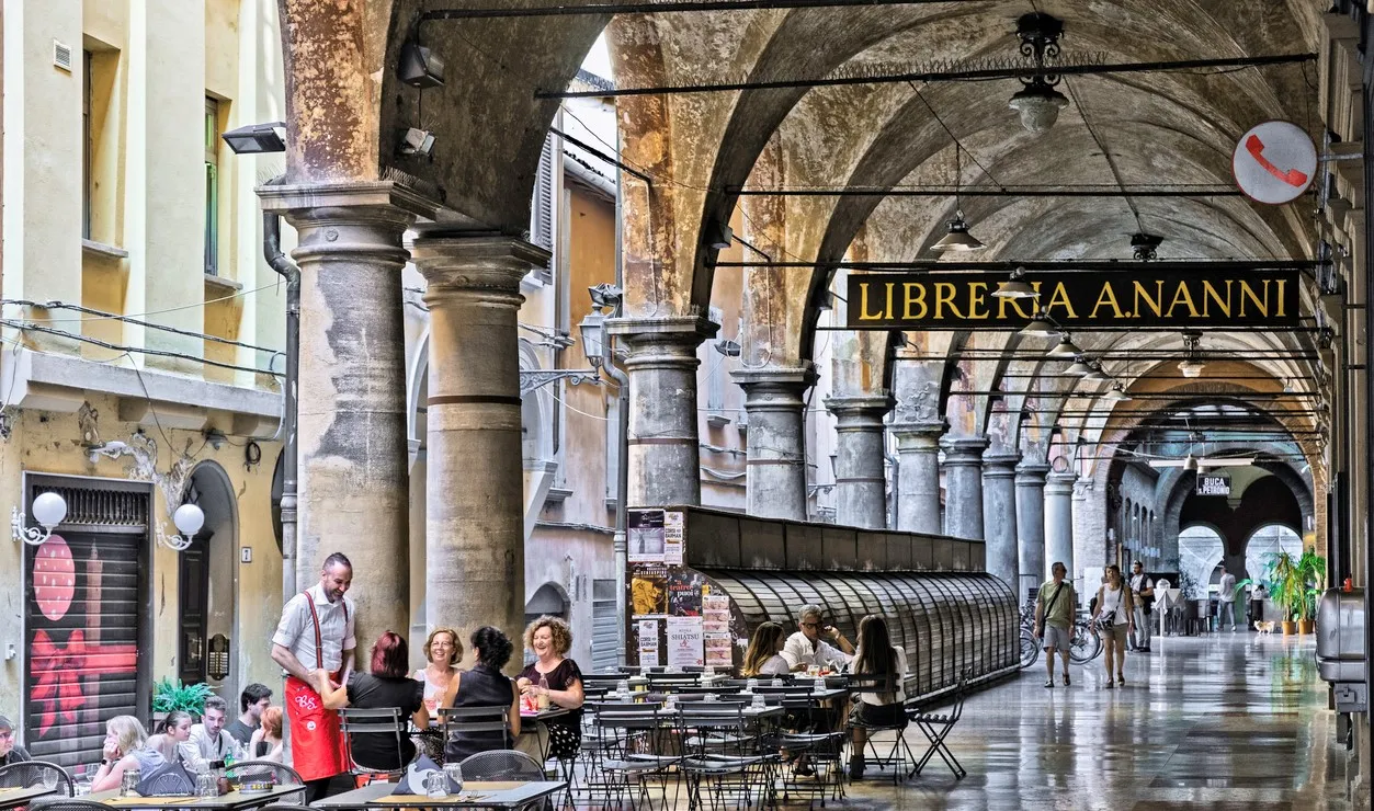  Bologne et ses fameuses galeries. © iStock / graemenicholson