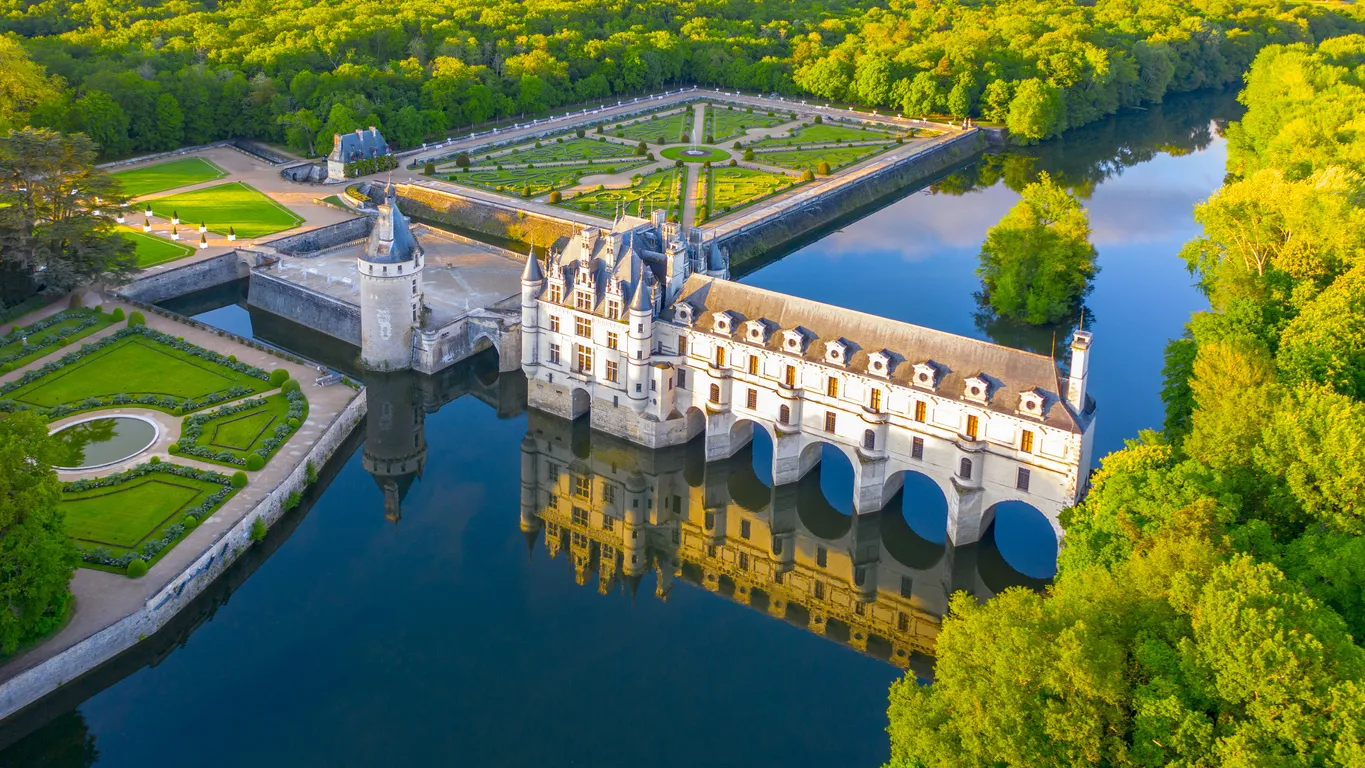 Le château de Chenonceau qui enjambe la rivière Cher, un affluent de la Loire, près du village de Chenonceaux © iStock / Aleh Varanishcha