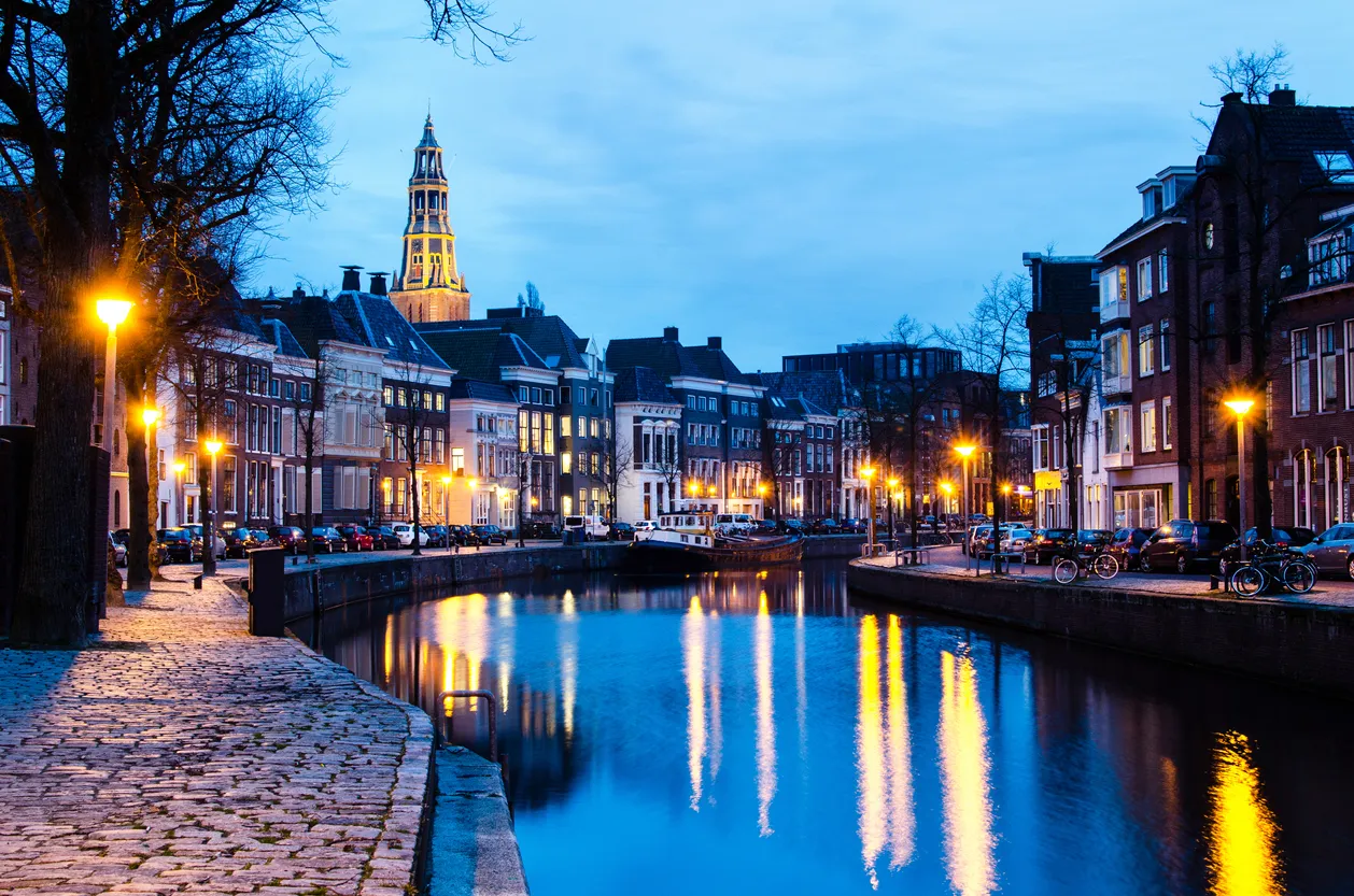 La merveilleuse ville de Groningen aux Pays-Bas dont le centre-ville est réservé aux piétons et cyclistes depuis 1977 !  © iStock / golibo