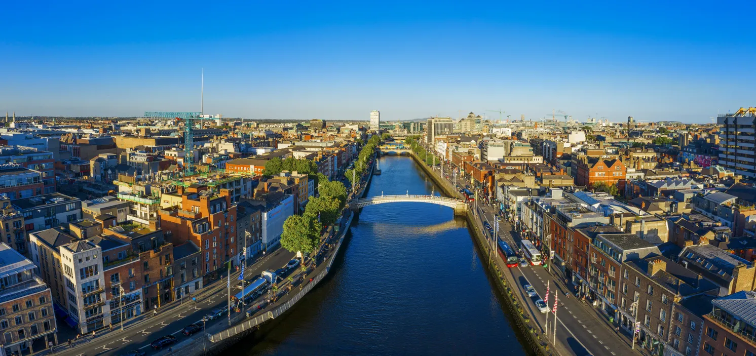 Vue aérienne de Dublin et du fleuve Liffey  qui traverse la ville.  © pawel.gaul  / iStock