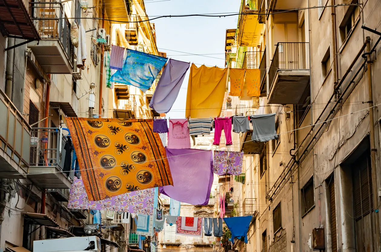 Ruelle typique de la vieille ville de Naples - photo © iStock-Tomoland