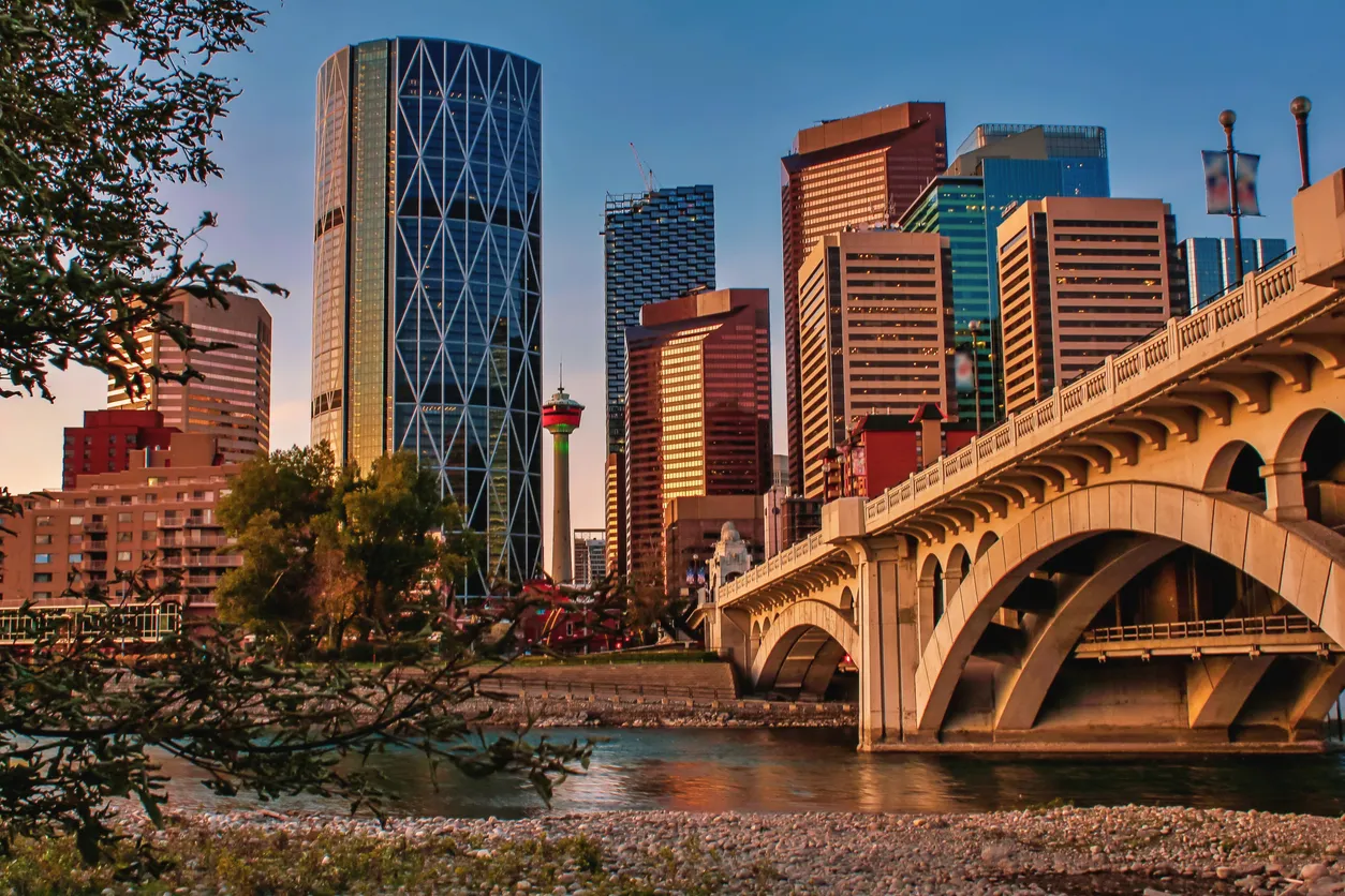 La Bow River et le centre-ville de Calgary © iStock/Lisa Marie