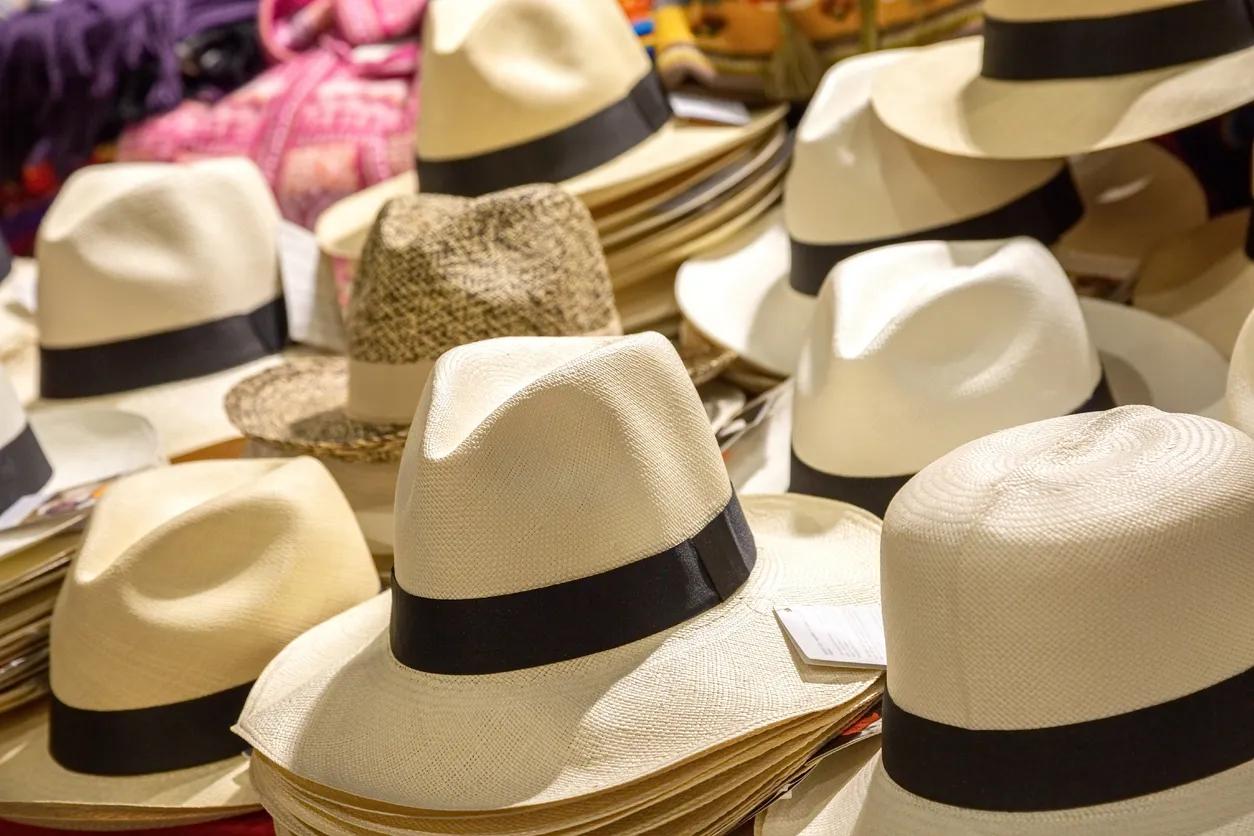 Assortiment de véritables chapeaux panama fait à la main. © iStock / pixinoo