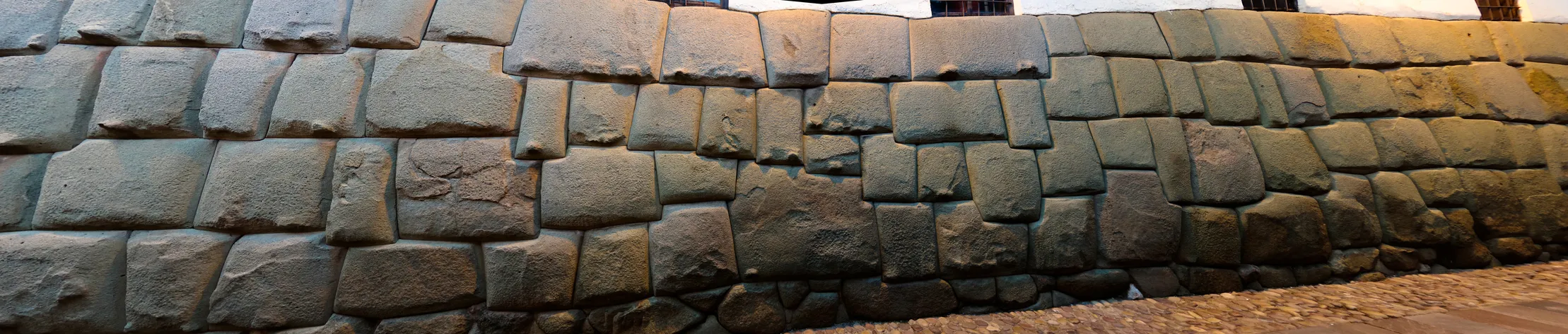 Les pierre à douze angles, Hatun Rumiyoc, partie d'un mur du palais de l'archevêque de Cuzco, Pérou. © :HomoCosmicos