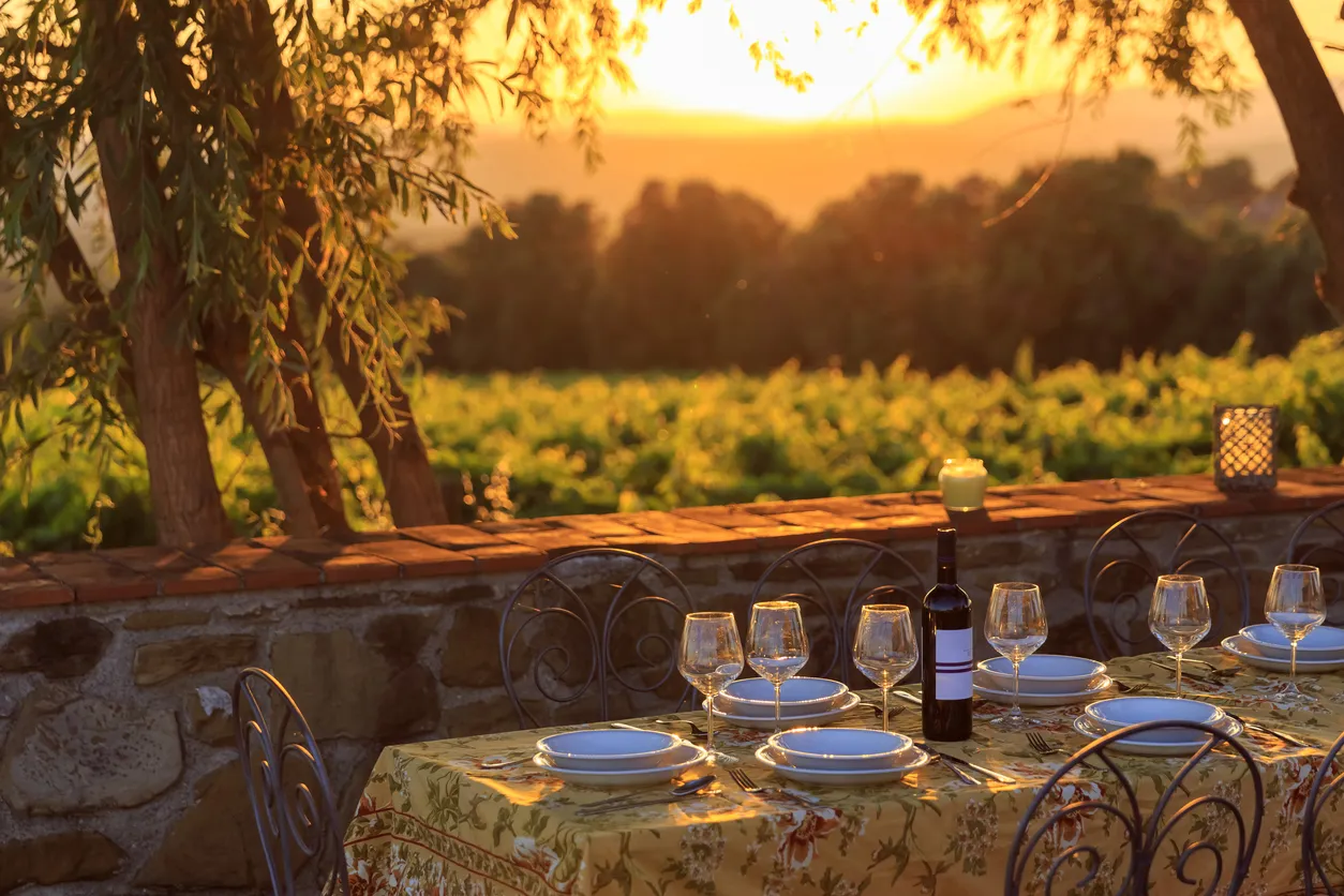  Une table au bord du vignoble en Toscane © iStock / Fani Kurti