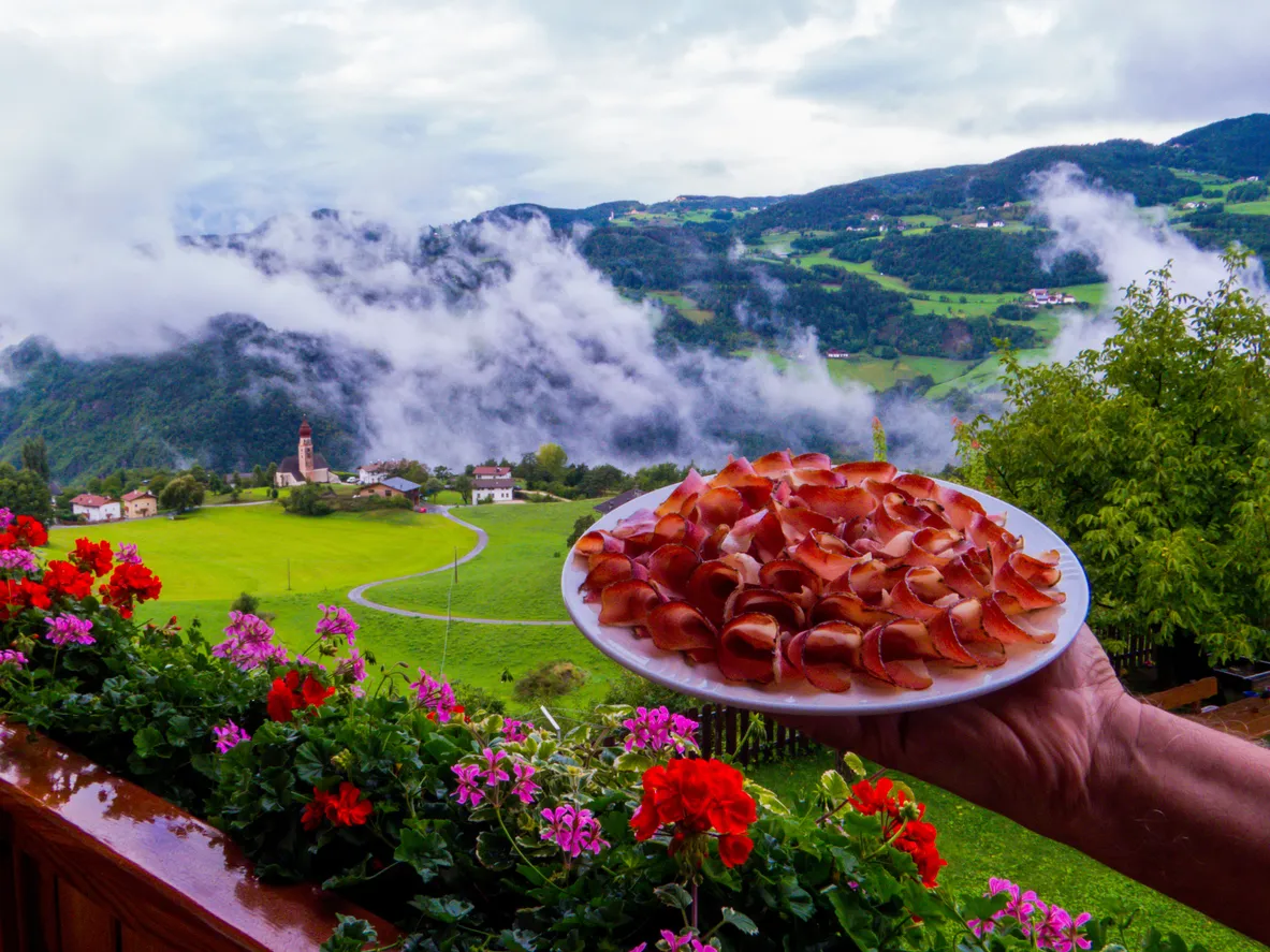 Plateau de speck, Sant'Osvaldlo, Castelrotto, Trentino-Alto-Adige
© iStock/Diego Fiore