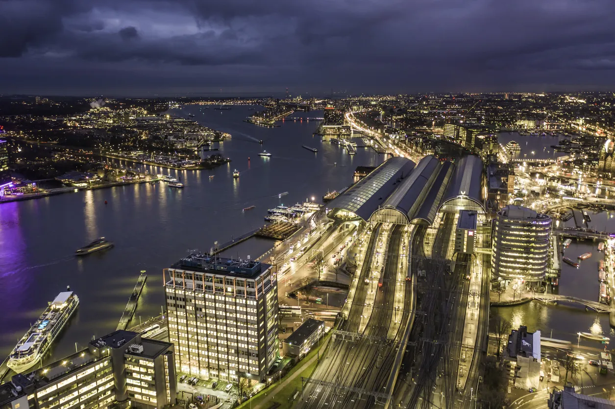 Vue aérienne de la gare d'Amsterdam la nuit © iStock/CloudVisual