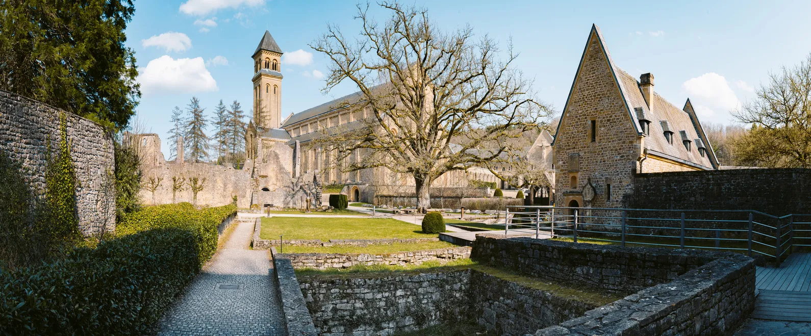 L'abbaye Notre-Dame d'Orval, un monastère cistercien fondé en 1132, en Wallonie, Belgique © iStock / bluejayphoto