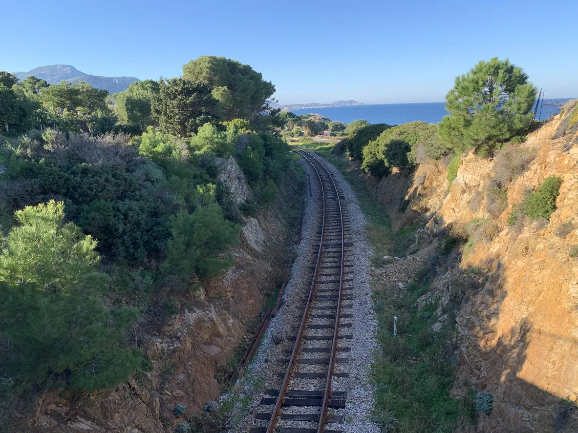 Ligne ferroviaire suivant le littoral, région de la Balagne en Corse © iStock / Geraldine Revillard