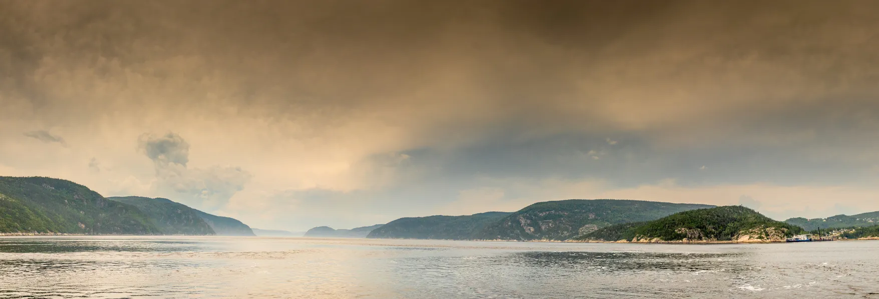 Vue panoramique du parc marin du Saguenay-Saint-Laurent où les deux rivières se rencontrent; on peut voir l’embouchure du fjord du Saguenay © iStock / Instants