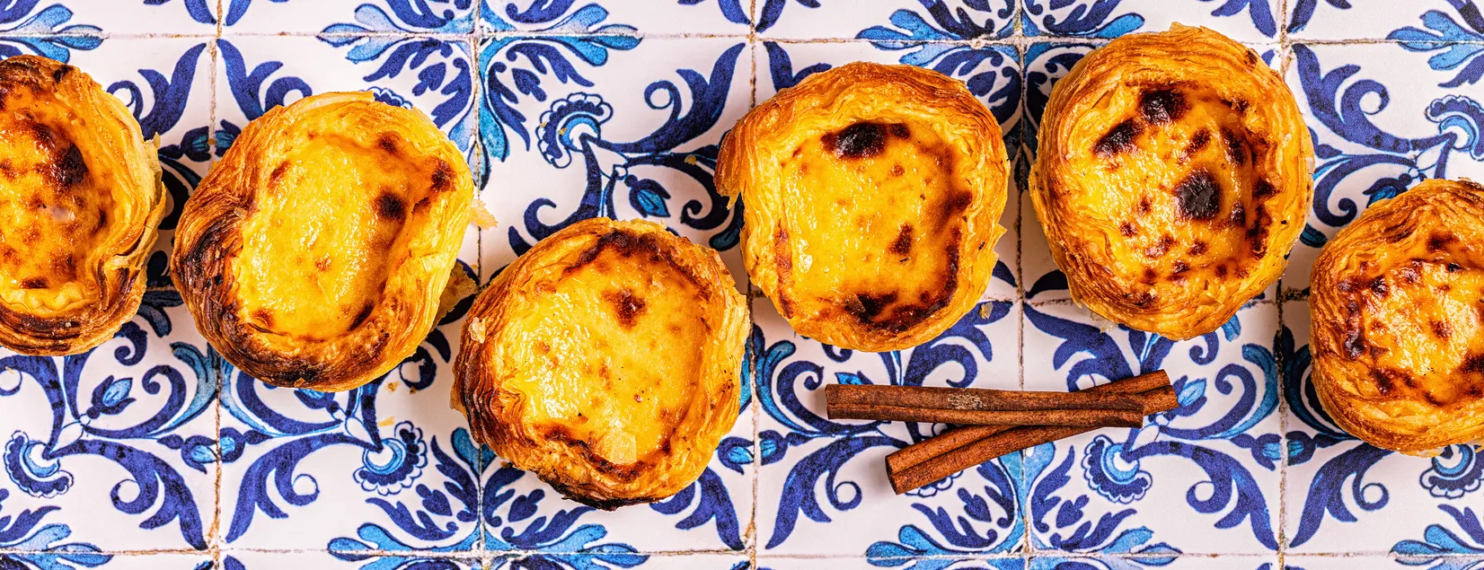 Pastéis de Belém ou pastéis de nata © iStock / tbralnina