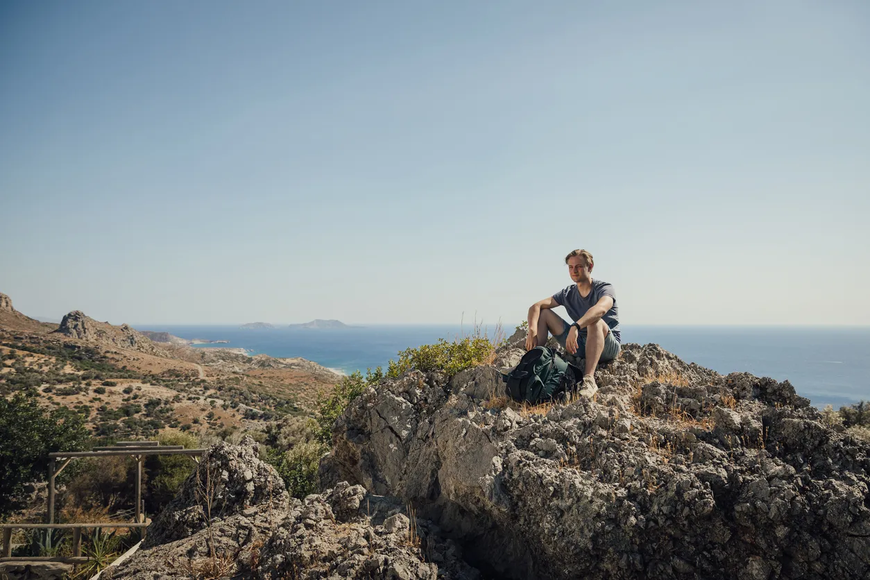 En randonnée dans les montagnes de la Crète, Grèce © iStock / SolStock