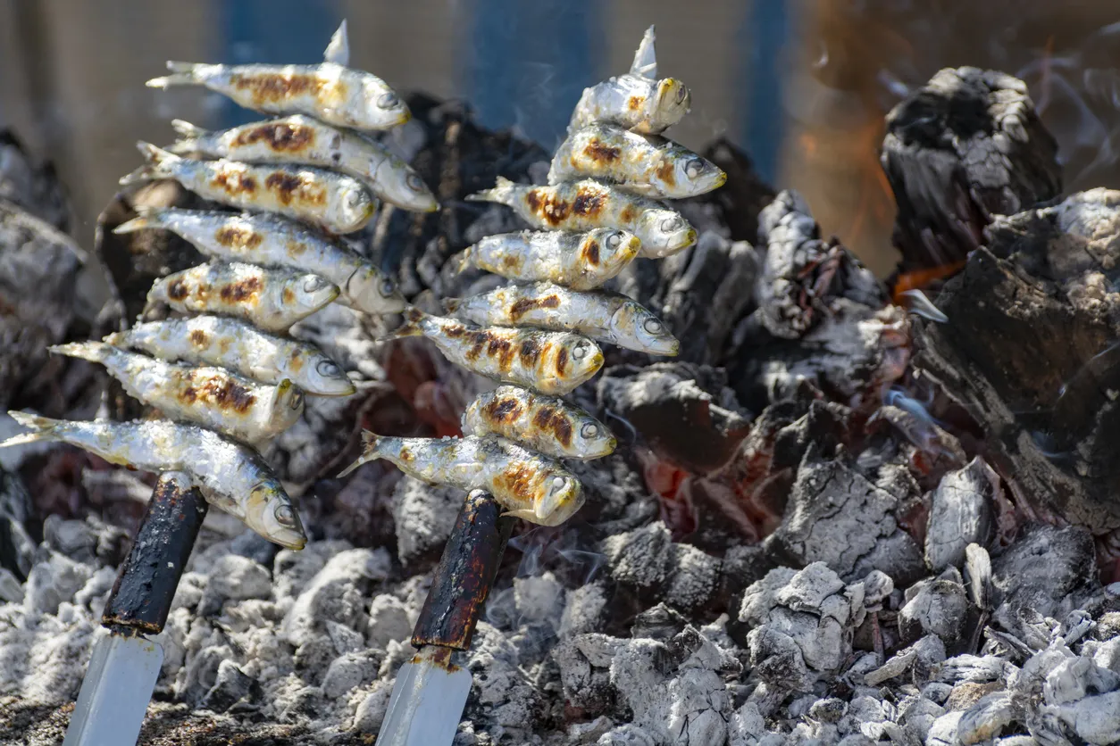 <i>Espetos de sardiñas</i>, des brochettes de sardines servies dans les restaurants de plage espagnols, les <i>chiringuitons</i> © iStock / barmalini