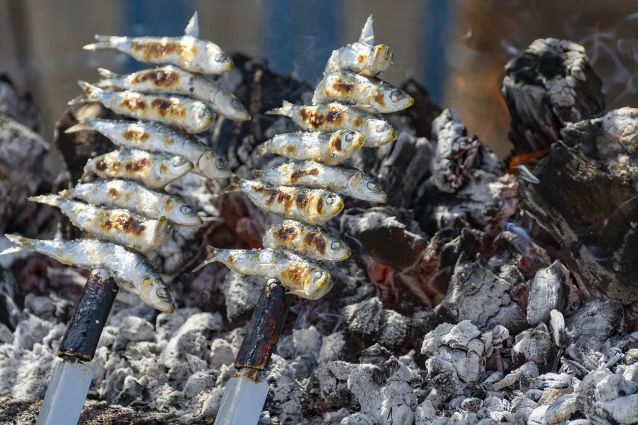 "Espetos de sardiñas', des brochettes de sardines servies dans les restaurants de plage espagnols, les chiringuitons © iStock / barmalini
