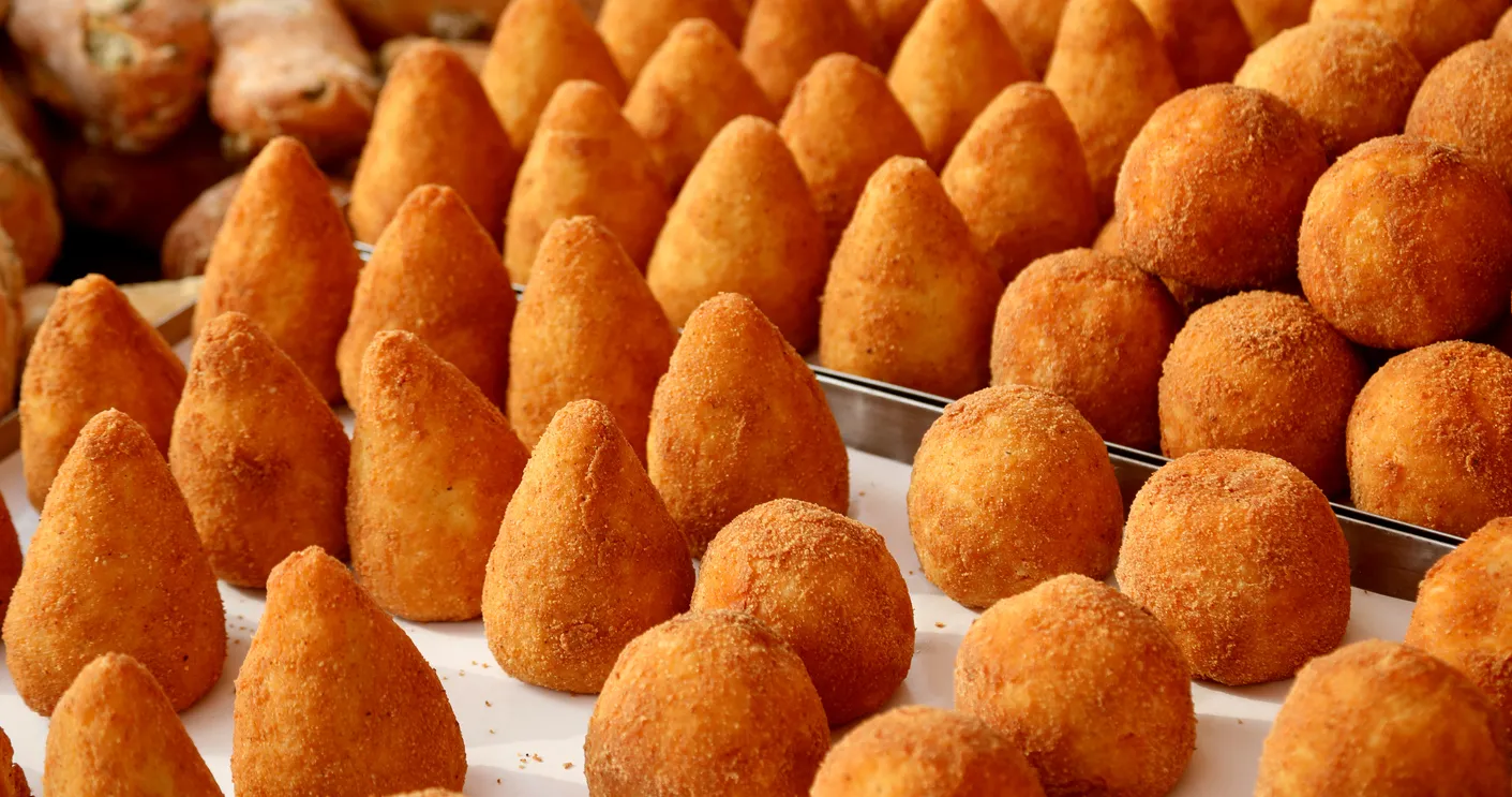 Arancine et arancini au marché en Sicile © iStock/ChiccoDodiFC