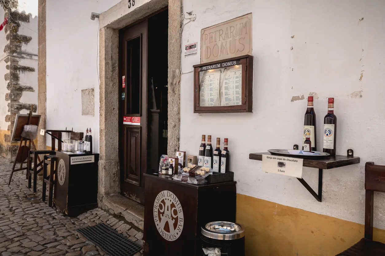 Petit bar d'Obidos spécialisé dans la vente de ginja © iStock /PierreOlivierClementMantion