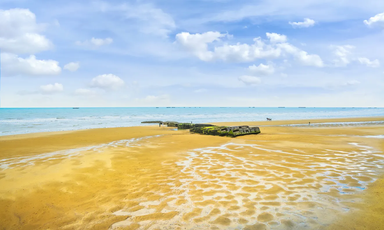 À Arromanches les Bains, les reste d'un port artificiel utilisé lors du débarquement © iStock/StevanZZ