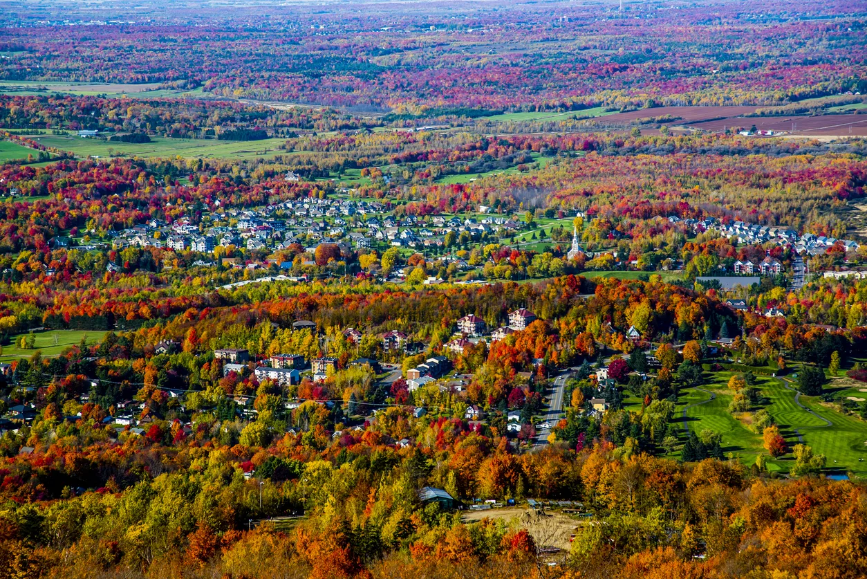 Paysage d'automne dans les Cantons de l'Est au Québec, vue depuis le Mont Bromont© iStock / Vincent JIANG