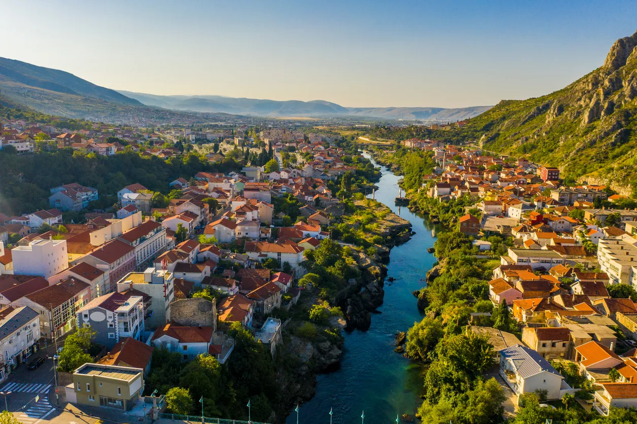 Mostar, ville située dans le sud de la Bosnie-Herzégovine, que traverse le fleuve Neretva ©  iStock / SimonSkafar