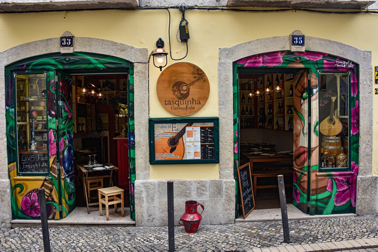 Bar restaurant où l'on peut entendre du fado sur le vif dans le quartier de l'Alfama à Lisbonne  ©  iStock / marktucan