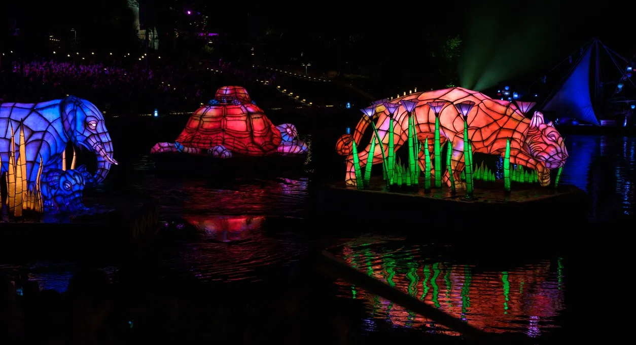 Des animaux en vitrail flottent dans un défilé de nuit à Disney World © iStock / kellyvandellen