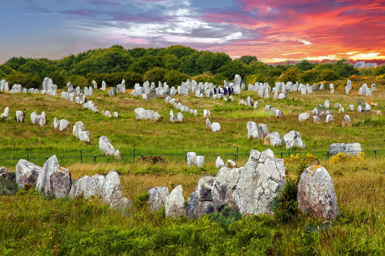 Alignements de Carnac, ensemble mégalithique de 4 000 pierres levées vers 4500 ans av. J.C. © iStock / guy-ozenne