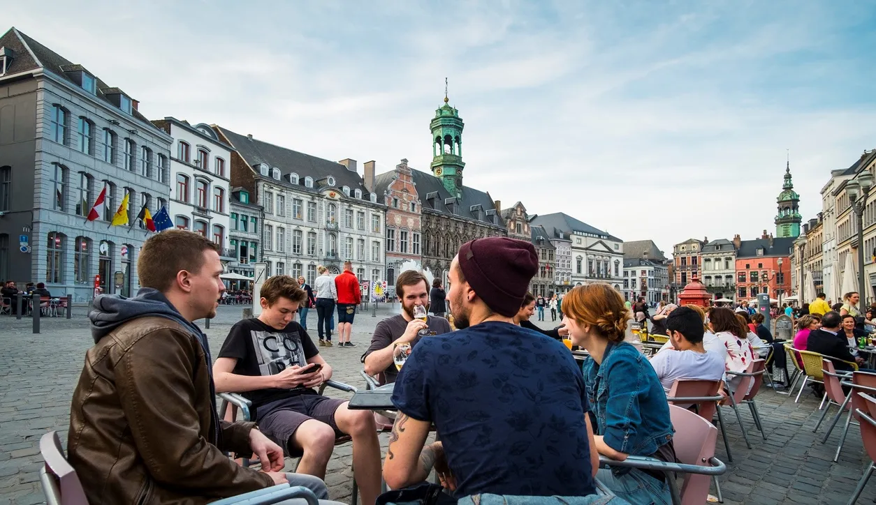 La Grand-Place dans le centre historique de Mons en Wallonie, Belgique © iStock / :Javier García Blanco