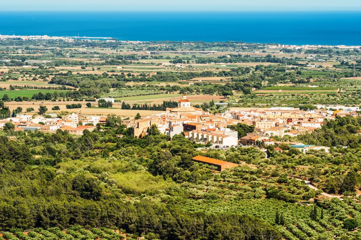 La vielle ville de Mont-roig del Camp et ses environs en Catalogne © iStock / Gerold Grotelueschen