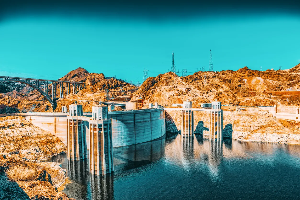 Le barrage Hoover, un barrage poids-voûte sur le fleuve Colorado à la frontière entre le Nevada et l'Arizona, construit entre 1931 et 1936.  © iStock / VitalyEdush