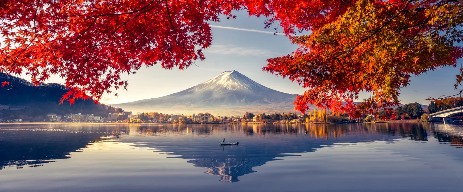 Le lac Kawaguchiko en automne au Japon avec le mont Fuji en arrière-plan.  © iStock / thitivong