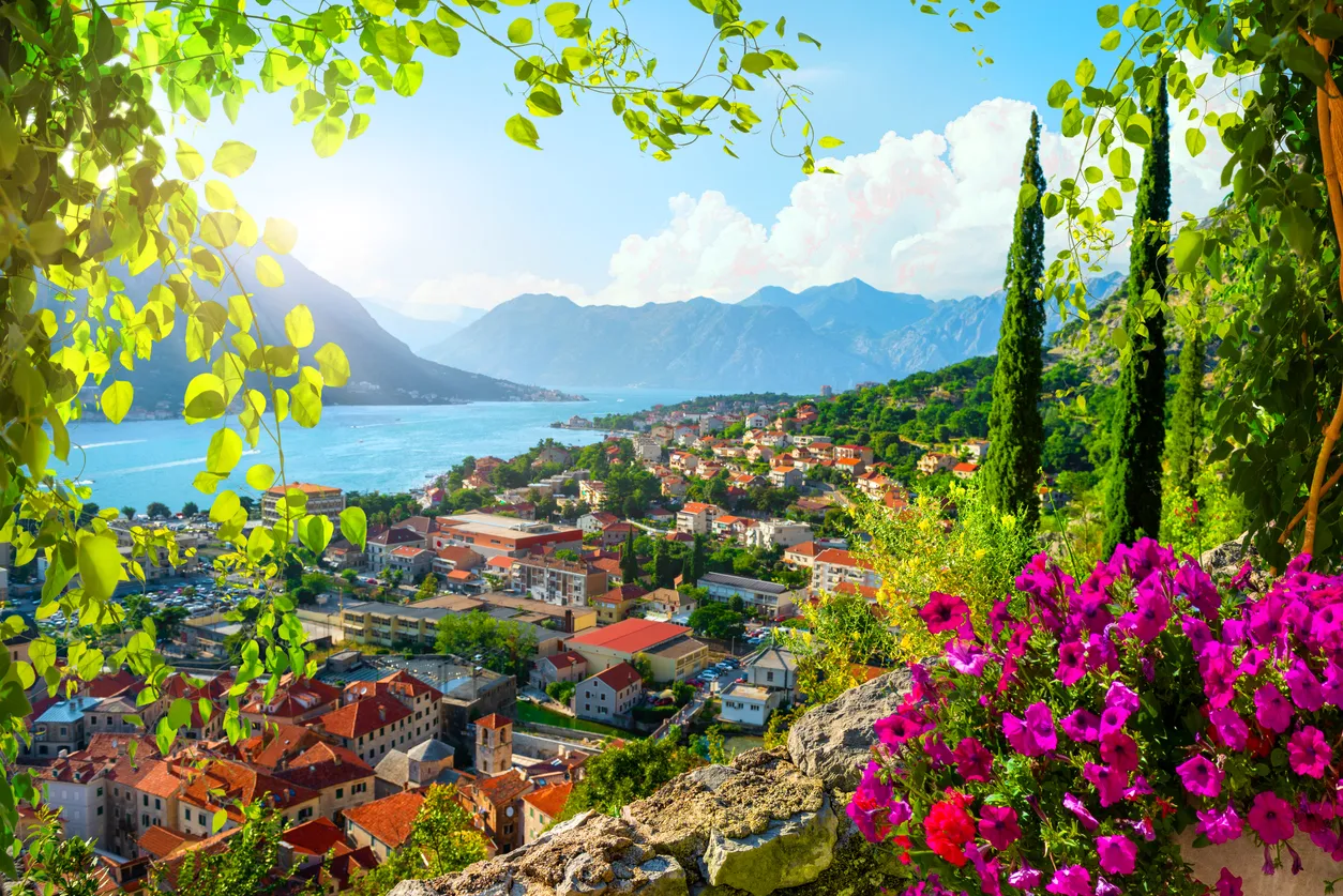  La ville de Kotor et sa baie sur la côte adriatique de Monténégro © iStock / Givaga