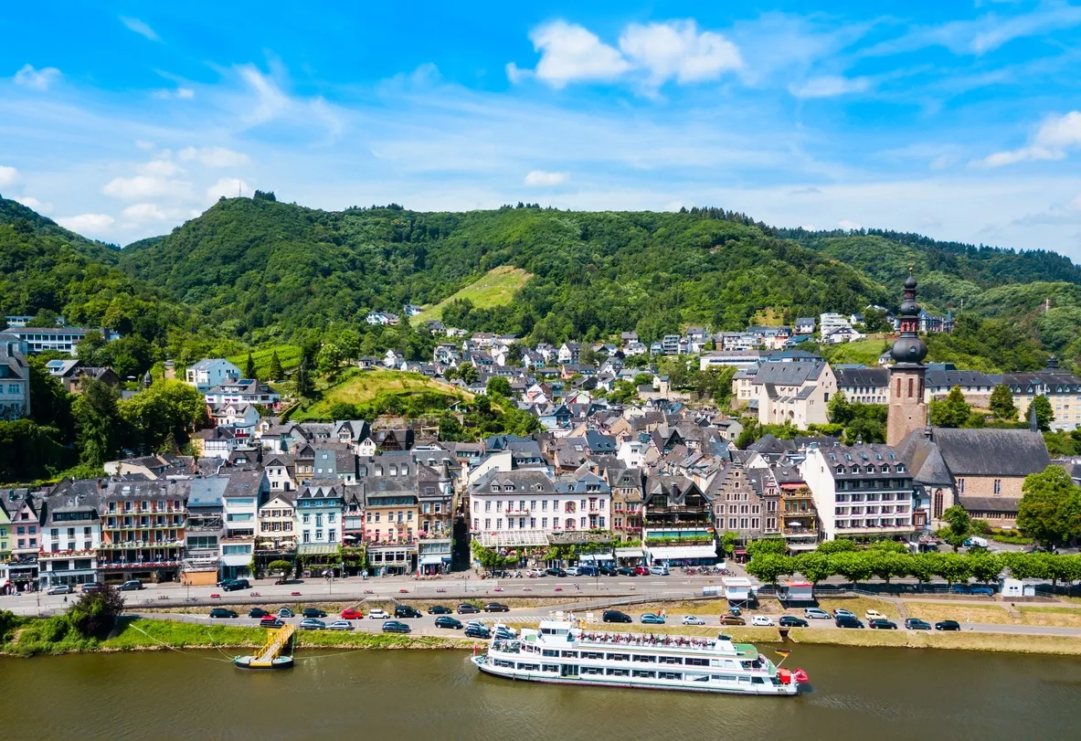  La ville de Cochem au bord du Rhin en Allemagne © iStock / saiko3p