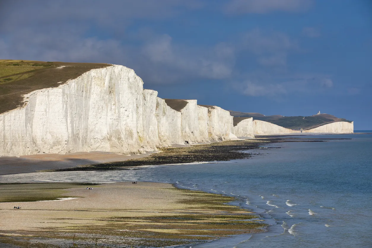 Les Seven Sisters, une série de falaises crayeuses dans le Sussex, au sud de l'Angleterre au bord de la Manche.  © iStock / Tolga_TEZCAN