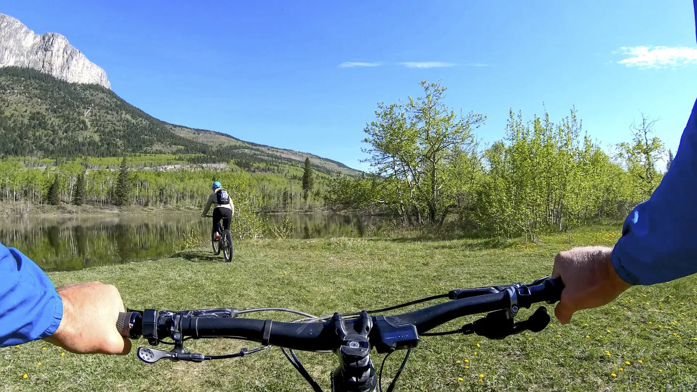 Vélo de montagne près du mont Yamnuska (ou  John Laurie) dans les Rocheuses canadiennes.  © iStock/ AscentXmedia