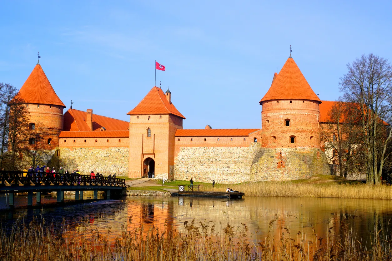 Le château Trakai sur une île du lac Galvé, en Lituanie, à 30 km de la capitale Vilnius. © iStock / Iacob MADACI