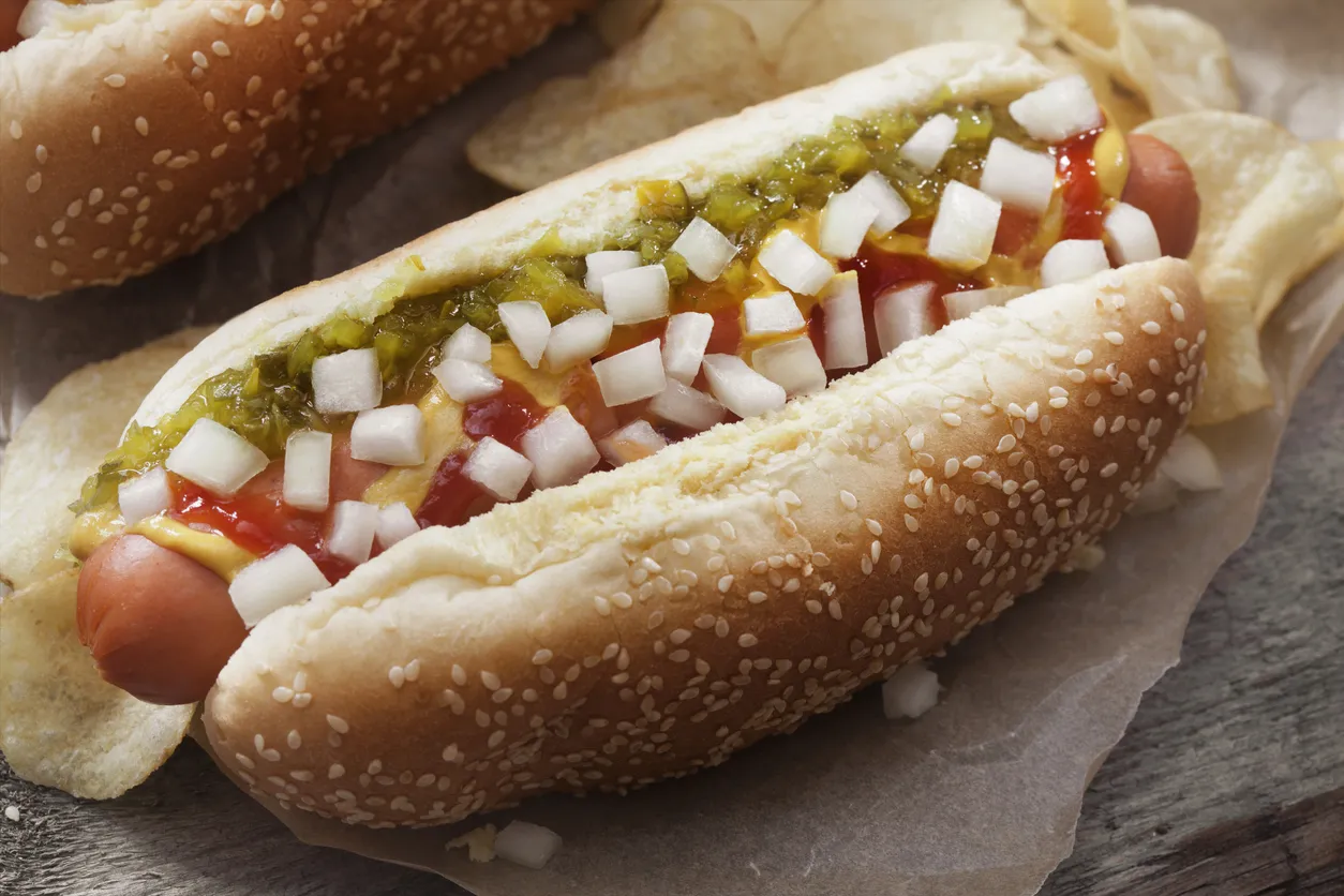 Hot dog (ou chien chaud, ou roteux)  © iStock / LauriPatterson