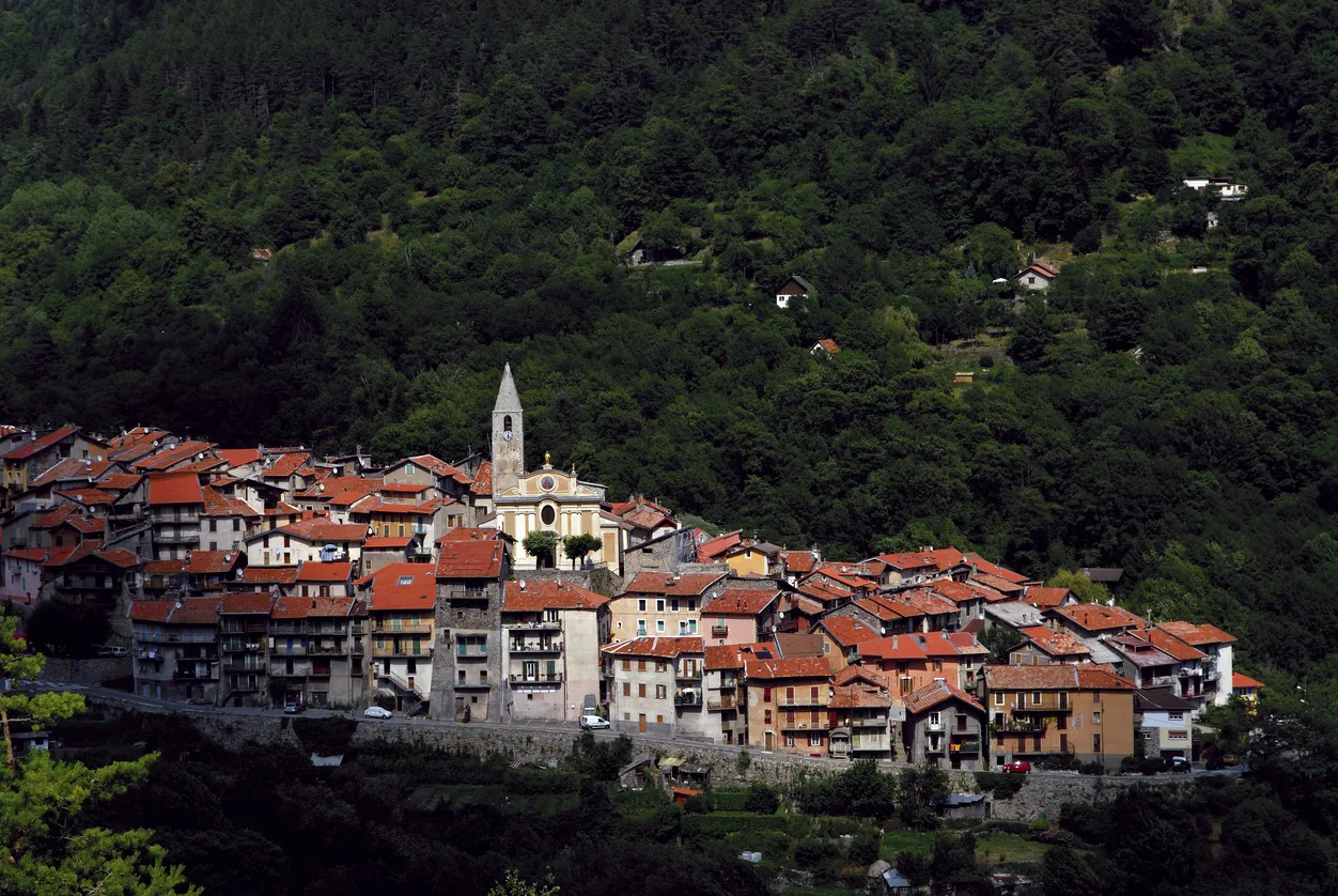 Le village pittoresque de Saint-Martin-Vésubie dans les montagnes de la Vallée de la Haute-Vésubie, région Provence-Alpes-Côte d'Azur © iStock / Michel PERES