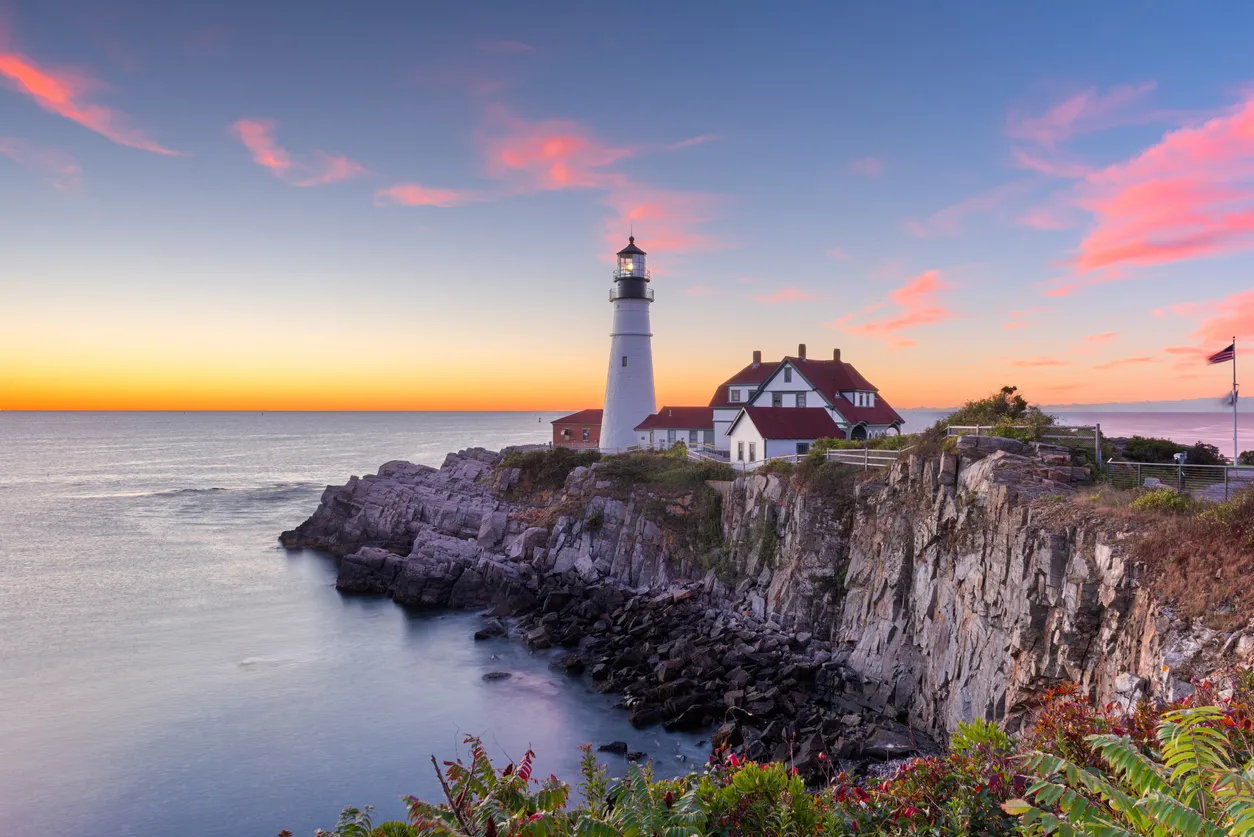 Le phare de Portland à l'aube, sur la côte du Maine © iStock / Sean Pavone