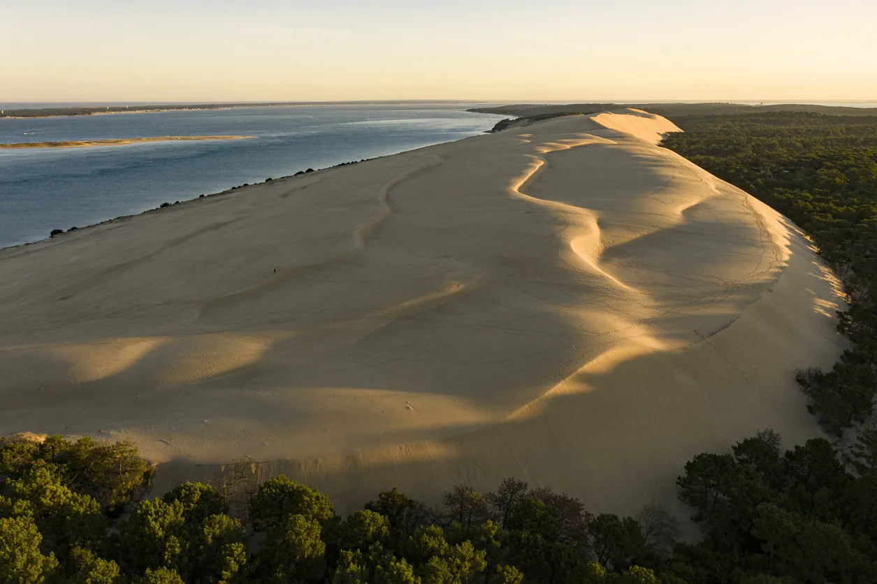 Les impressionnantes dunes du Pilat (Landes, Nouvelle-Aquitaine, France) - photo © iStock-aluxum