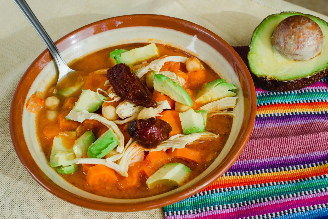 Caldo Tlalpeño, soupe traditionnelle du Mexique, spécialement dans la capitale, Mexico. © iStock / Clara Murcia