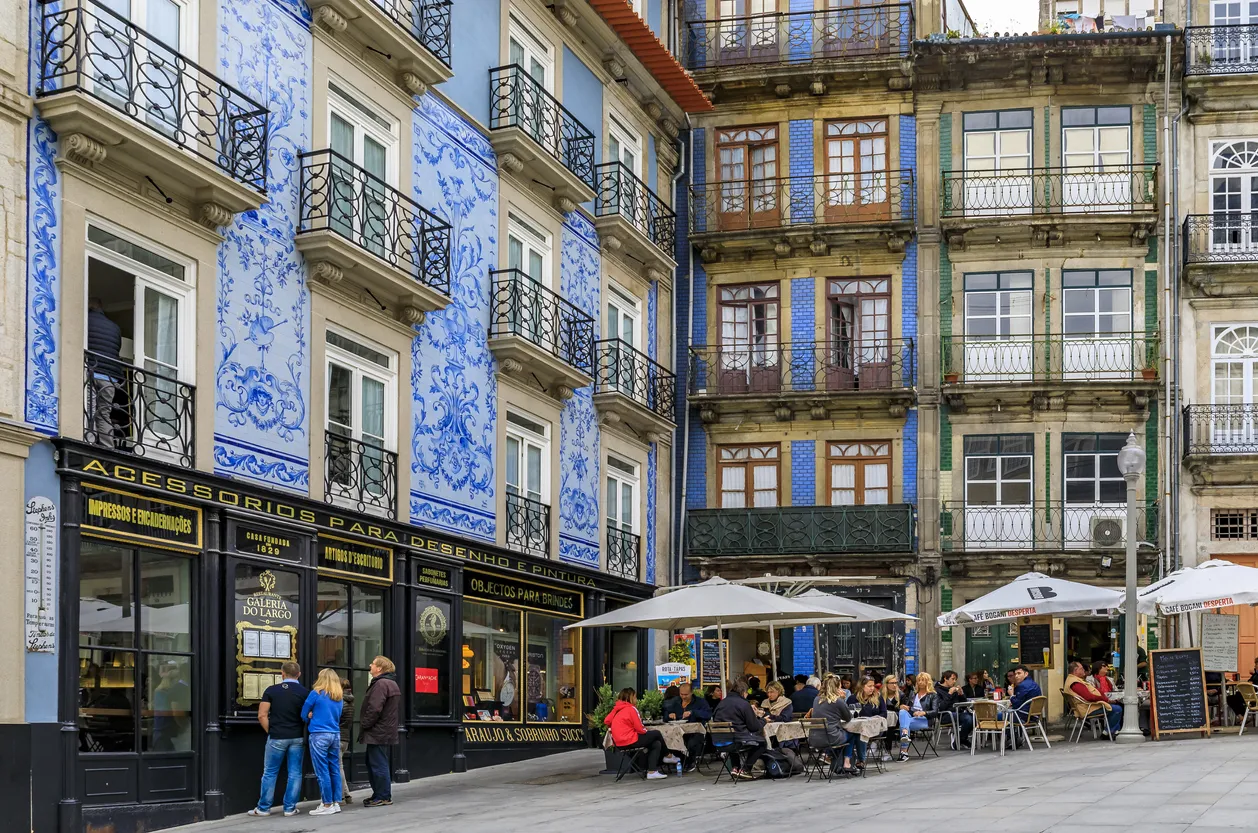 Façades de maisons décorées d'azulejos portugais à Porto © iStock / SvetlanaSF