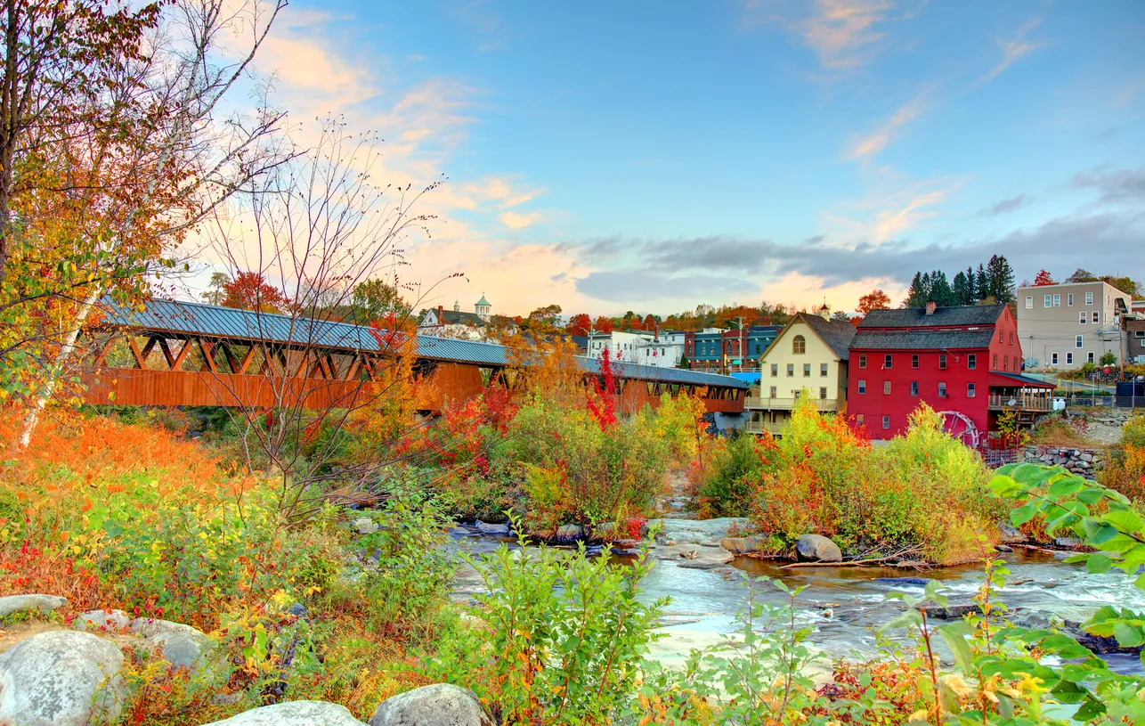 La charmante petite villle de Littelton et son pont couvert © iStock-:DenisTangneyJr