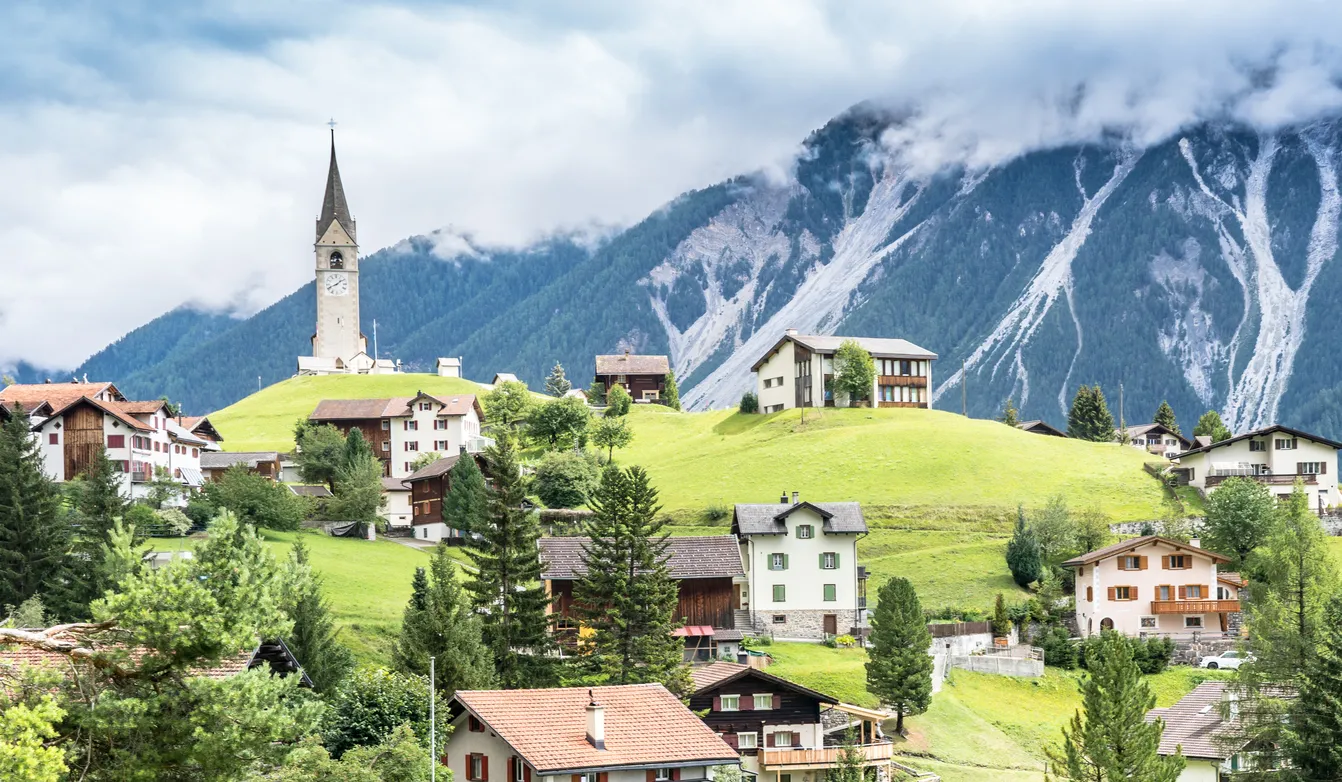 Le village de Schmitten dans les Grisons, en Suissse  © CAHKT / iStock