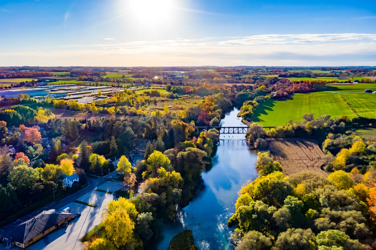  Le pont ferroviaire St. Jacobs sur la rivière Conestogo, près de Waterloo en Ontario, Canada. © iStock / jimfeng