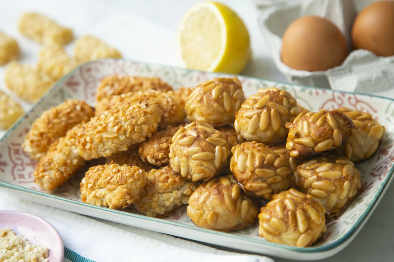Des panellets, petites boules de massepain enrobées de pignons de pin, un dessert catalan traditionnel  © iStock / Al Gonzalez