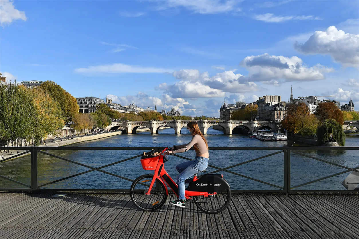 Traverser la Seine à vélo sur le Pont des Arts à Paris ©  iStock / Olivier DJIANN