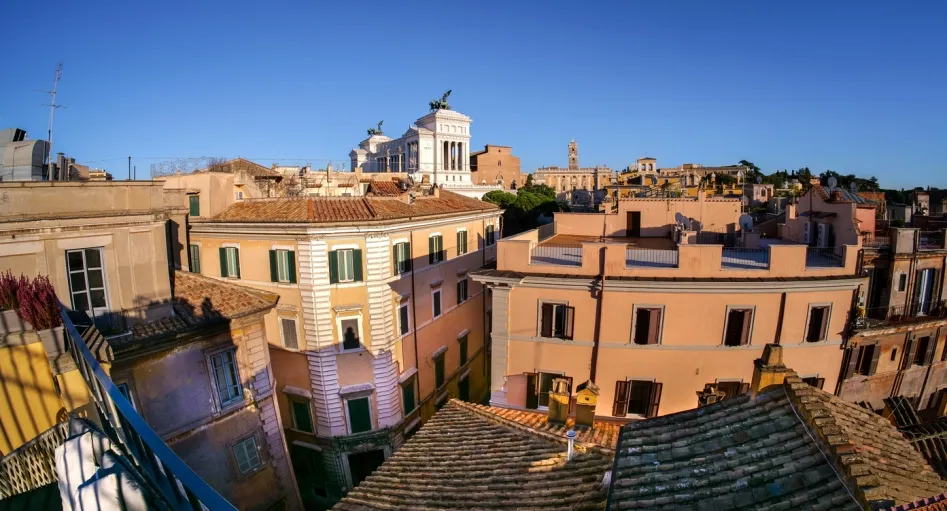 Vue sur le Vittoriano depuis les toits de Rome - photo © iStock-Beto